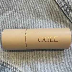 Ogee sculpted make up stick